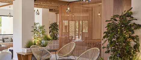 Coin salon dans le hall