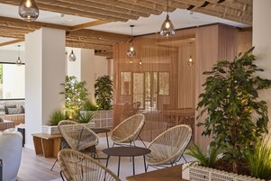 Área de estar no saguão