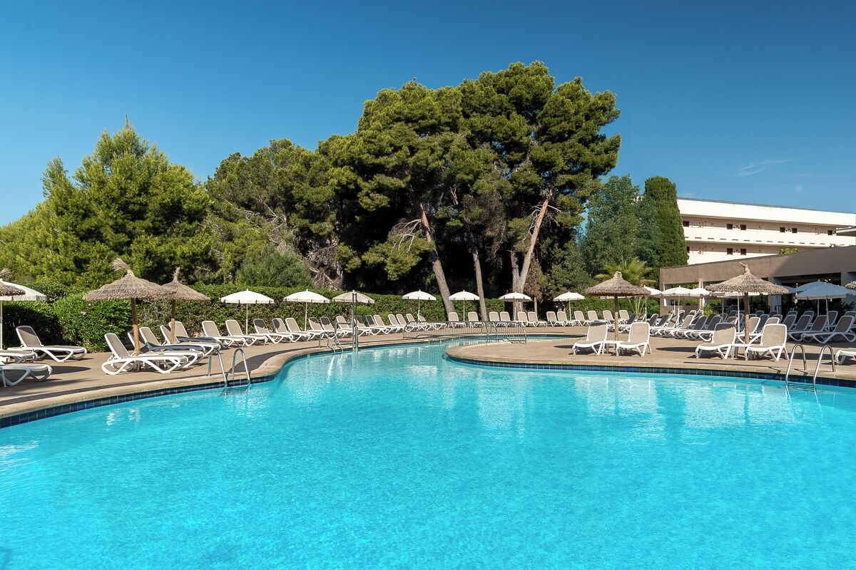 outdoor pool, open 10:00 am to 6:00 pm, pool umbrellas, pool loungers