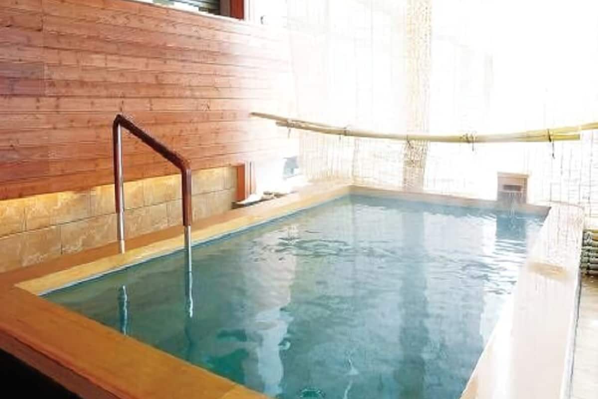 indoor spa tub