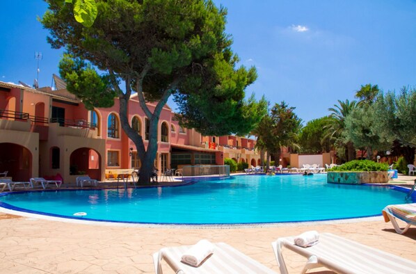 Outdoor pool, pool loungers - Apartamentos Club Andria (Ciutadella de Menorca)