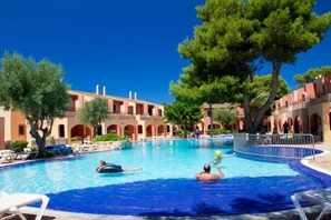 Utomhuspool och solstolar