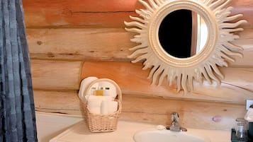 Tina con regadera, amenidades de baño gratuitas, secadora de cabello