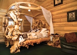 Superior Cabin, Ensuite (Madison Series- 2) | Iron/ironing board, WiFi, bed sheets - The Hibernation Station (West Yellowstone)