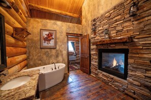 Kombinert dusj/badekar, toalettartikler (inkludert) og hårføner