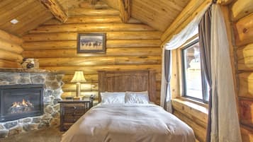 Superior Cabin, Ensuite (Cougar Creek Series) | Iron/ironing board, free cribs/infant beds, WiFi, bed sheets