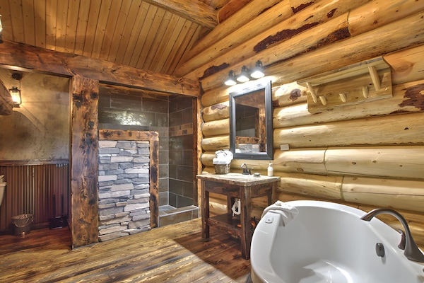 Exclusive Cabin, Ensuite (Madison Series- 1) | Bathroom | Combined shower/bathtub, free toiletries, hair dryer, towels