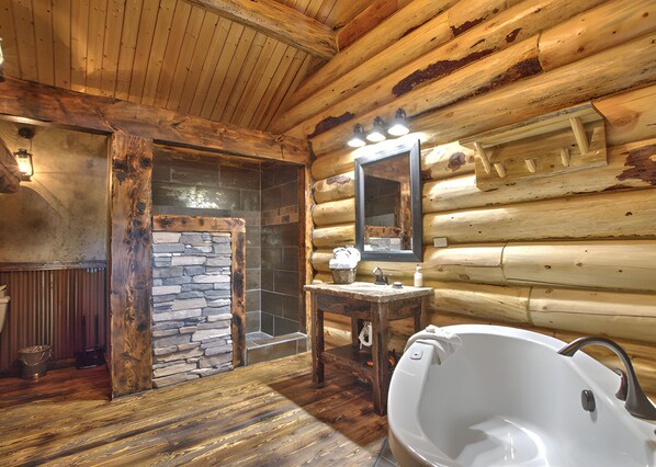 Exclusive Cabin, Ensuite (Madison Series- 1) | Bathroom | Combined shower/tub, free toiletries, hair dryer, towels