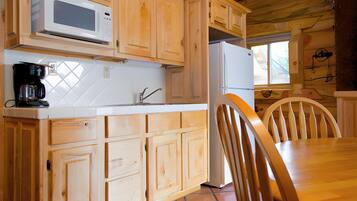 Superior Cabin, Ensuite (Yellowstone Series- 2) | Shared kitchen | Shared microwave