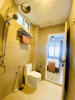 Familielejlighed - 3 soveværelser | Badeværelse | Bruser, gratis toiletartikler, hårtørrer, bidet