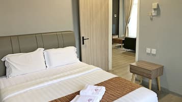 Family Apartment, 3 Bedrooms | 3 bedrooms, desk, iron/ironing board, rollaway beds