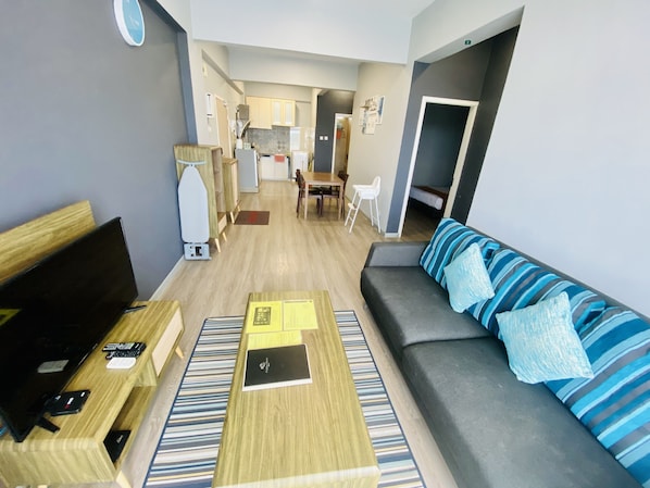 Departamento familiar, 3 habitaciones | Área de sala de estar | Televisión LCD 