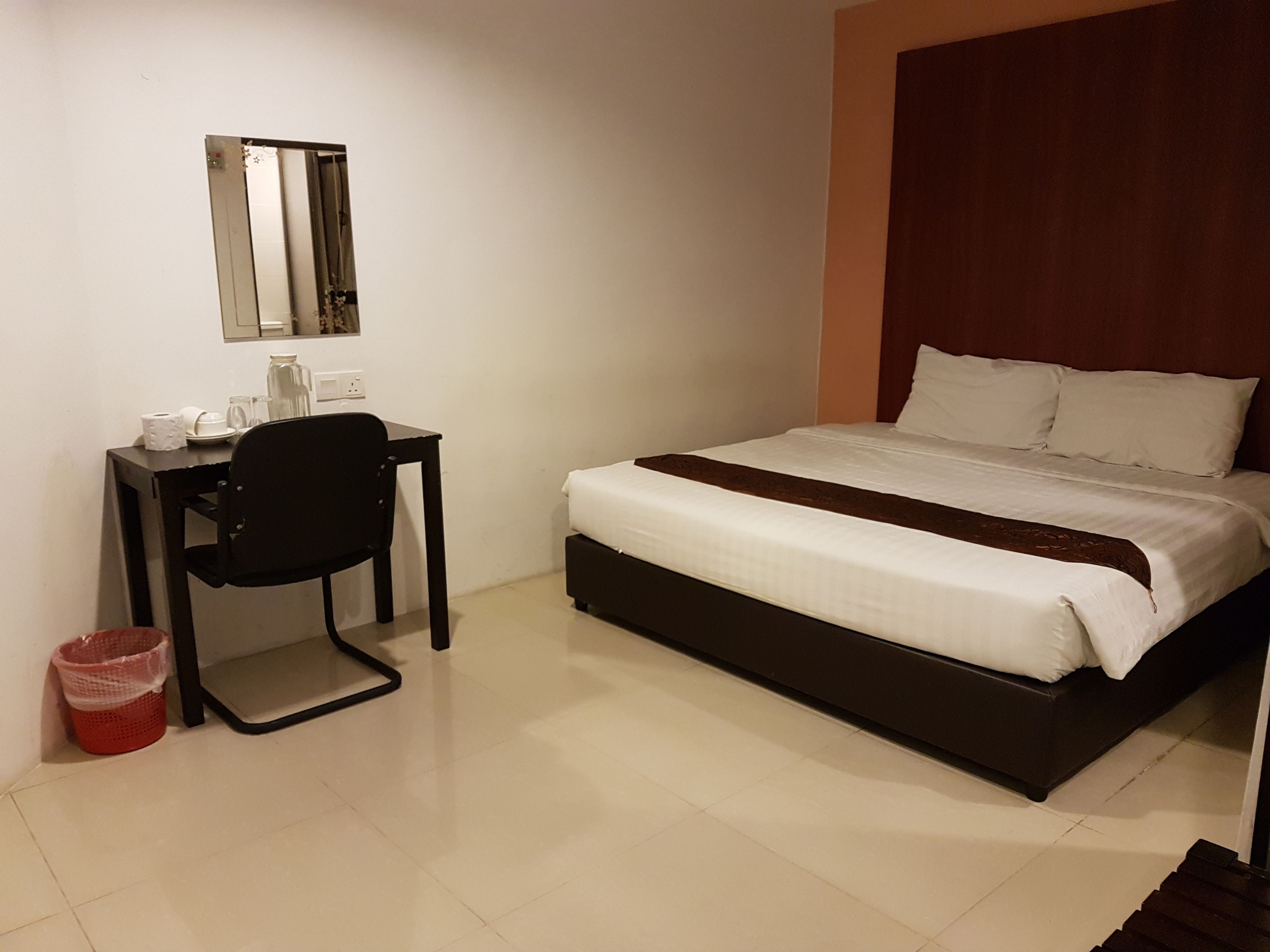 Standard Double Room (No Window) | Bügeleisen/Bügelbrett, Zustellbetten, kostenloses WLAN