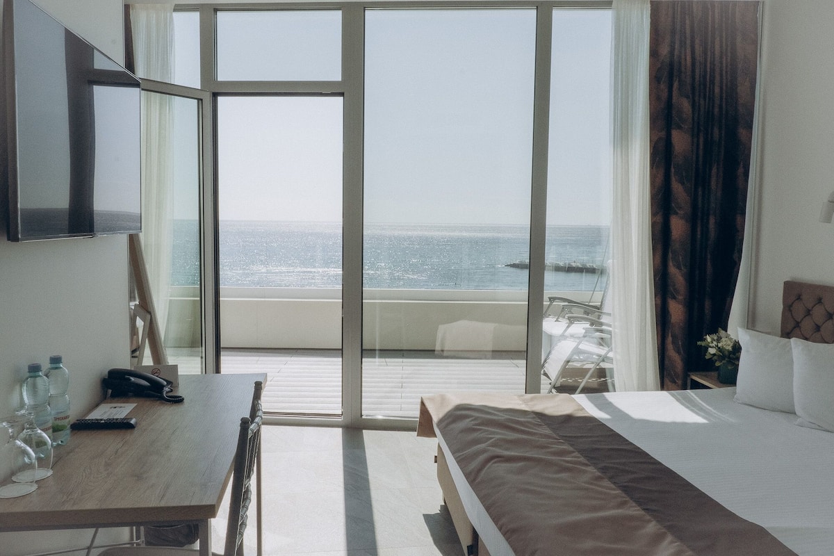 Superior Double or Twin Room, 1 King Bed, Sea View | Premium bedding, minibar, in-room safe, soundproofing