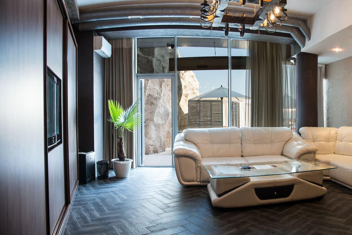 Luxury Room | Living area | 40-inch TV with satellite channels, heated floors