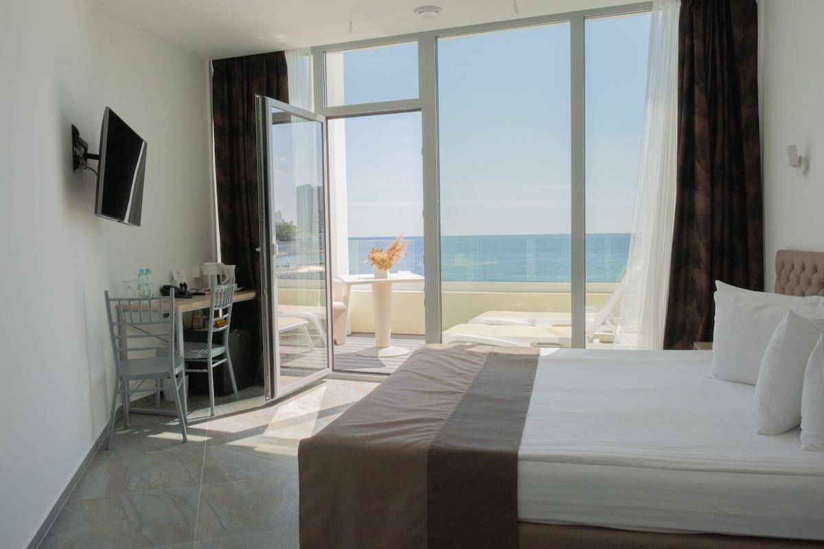 Junior Double or Twin Room | Premium bedding, minibar, in-room safe, soundproofing