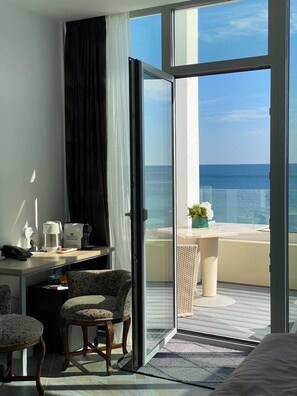 Junior-Doppel- oder -Zweibettzimmer | Hochwertige Bettwaren, Minibar, Zimmersafe, schallisolierte Zimmer