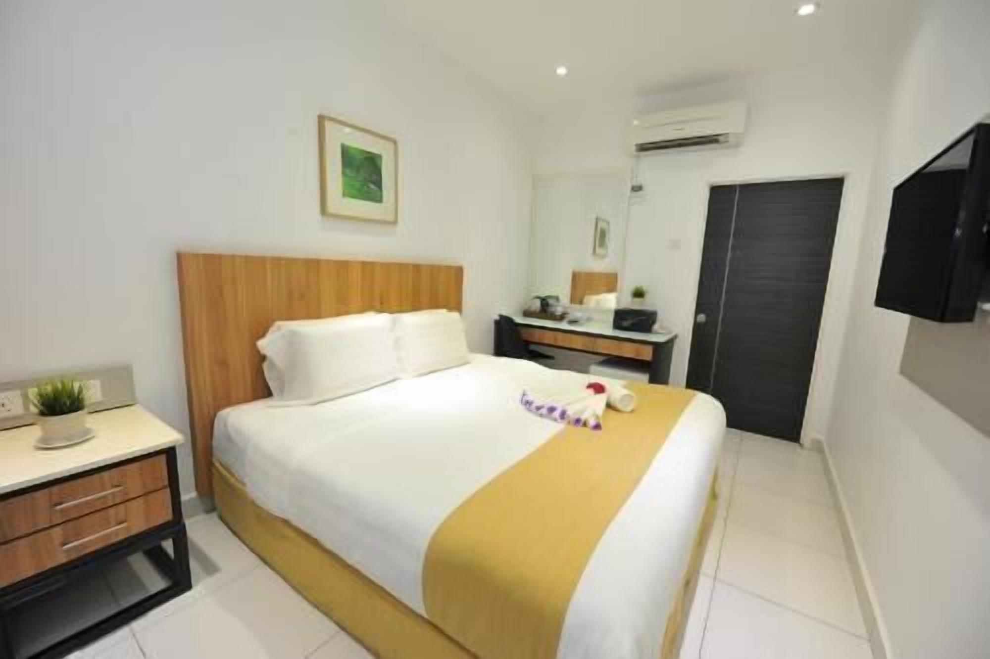 Minibar, in-room safe, desk, iron/ironing board