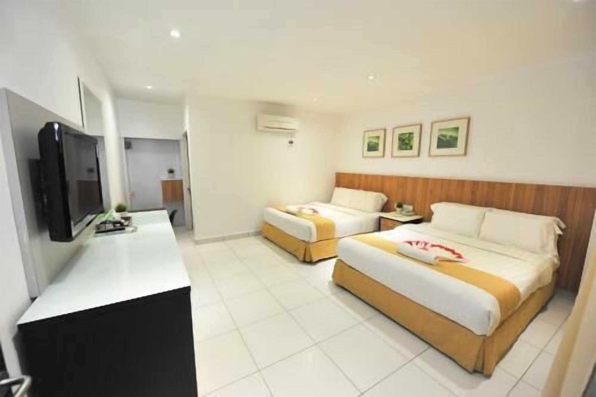 Minibar, in-room safe, desk, iron/ironing board