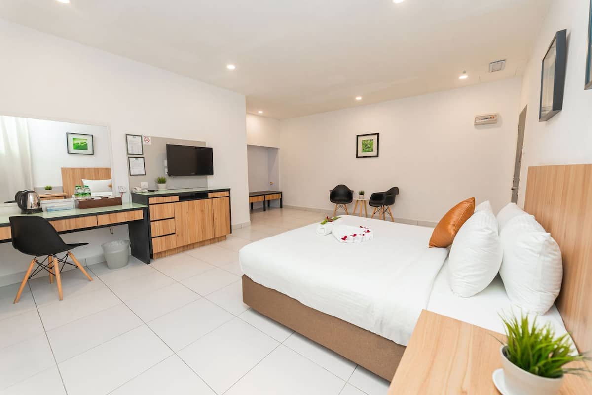 Minibar, Zimmersafe, Schreibtisch, Bügeleisen/Bügelbrett