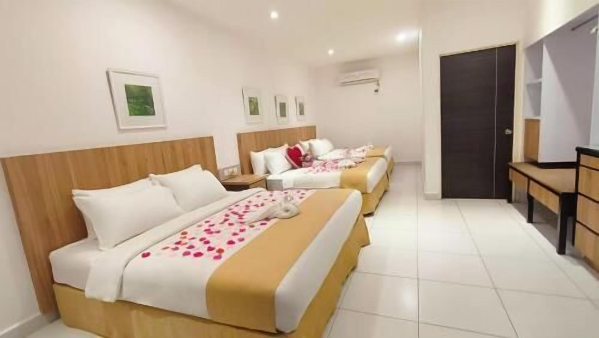 Minibar, in-room safe, desk, iron/ironing board