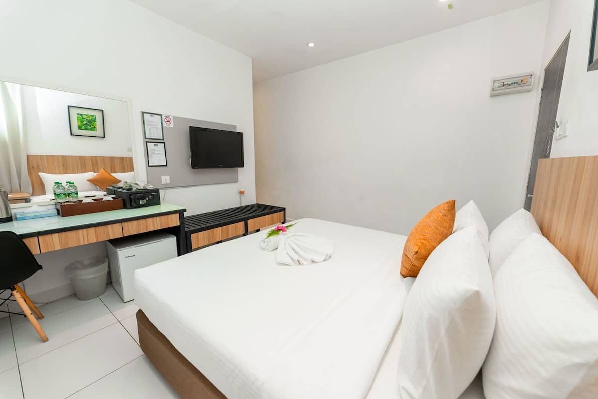 Minibar, Zimmersafe, Schreibtisch, Bügeleisen/Bügelbrett