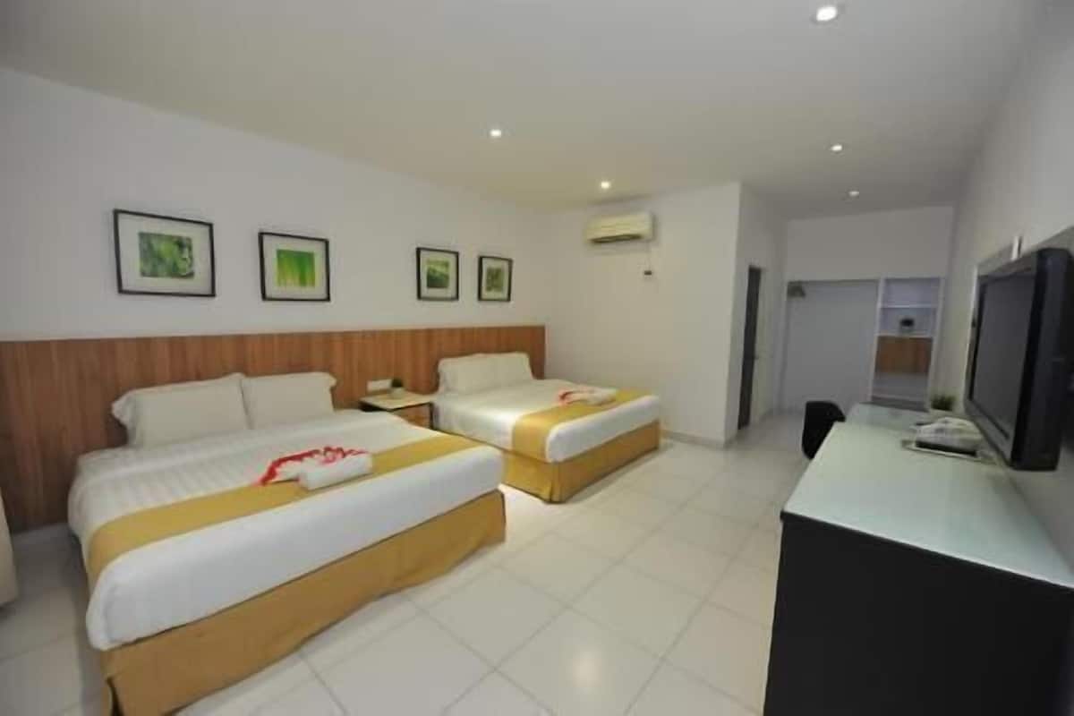 Minibar, Zimmersafe, Schreibtisch, Bügeleisen/Bügelbrett