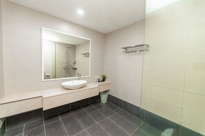 Family Suite | Bathroom | Combined shower/bathtub, rainfall showerhead, hair dryer, bidet