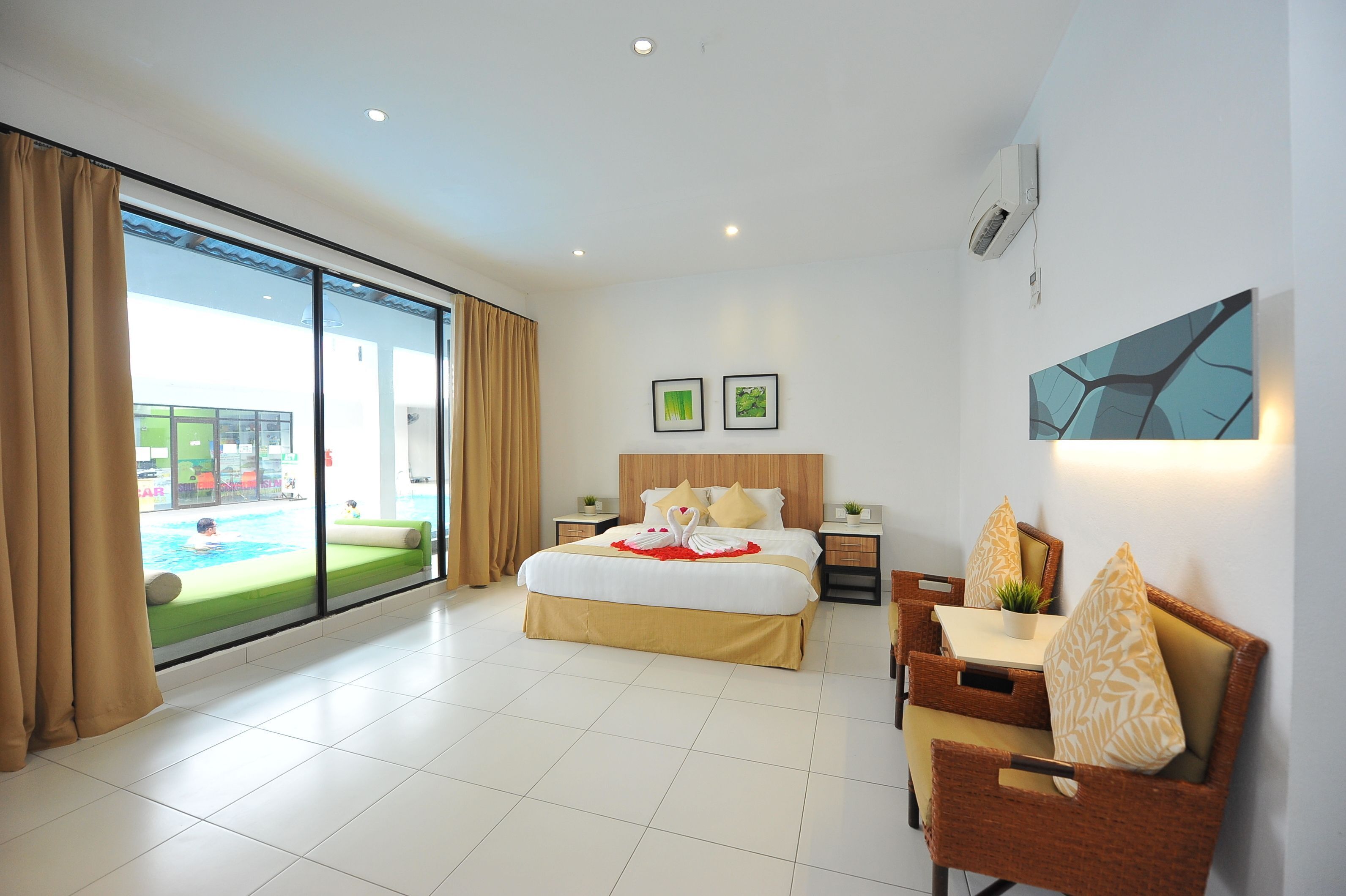 Minibar, in-room safe, desk, iron/ironing board