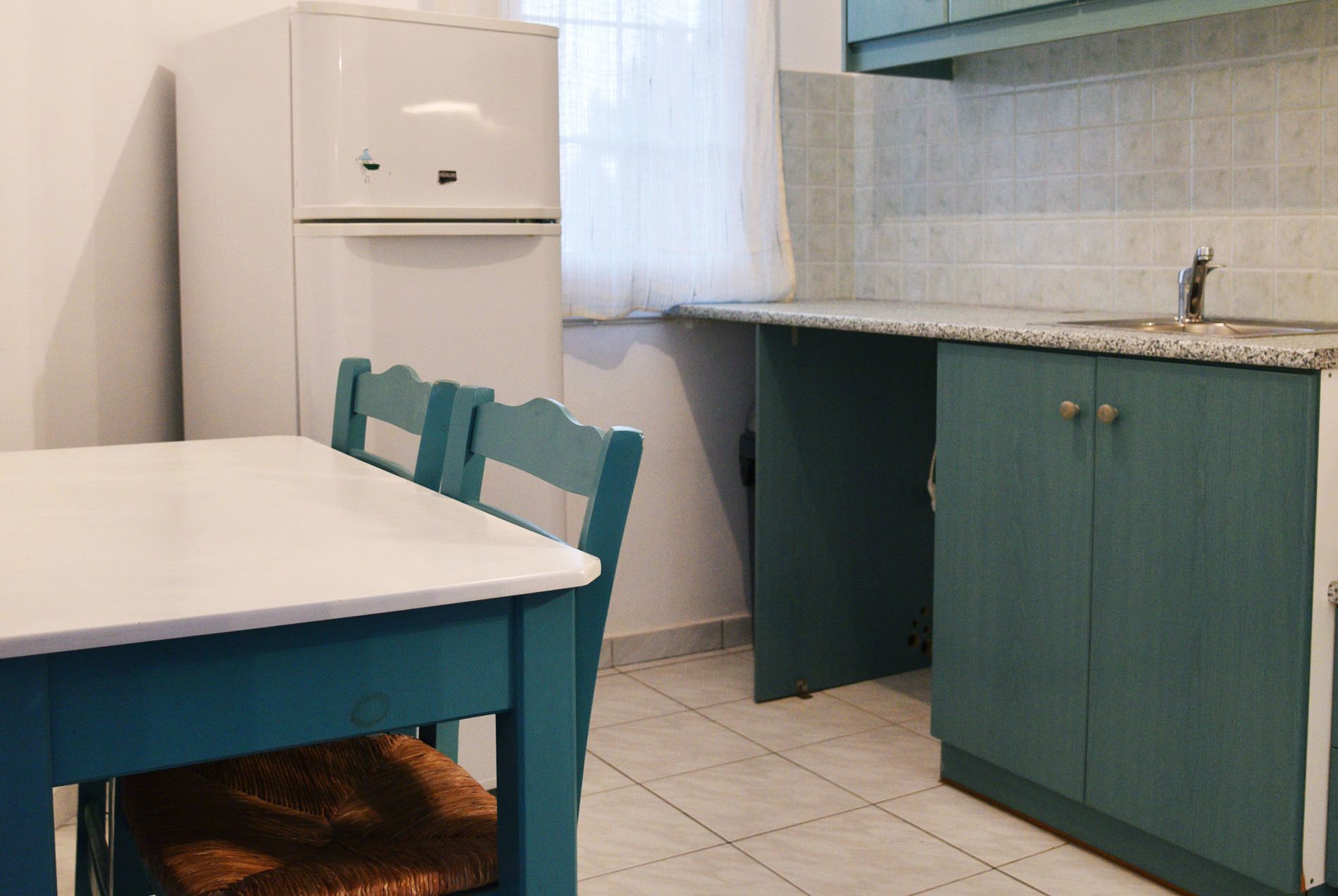 full-sized fridge, stovetop, coffee/tea maker, electric kettle