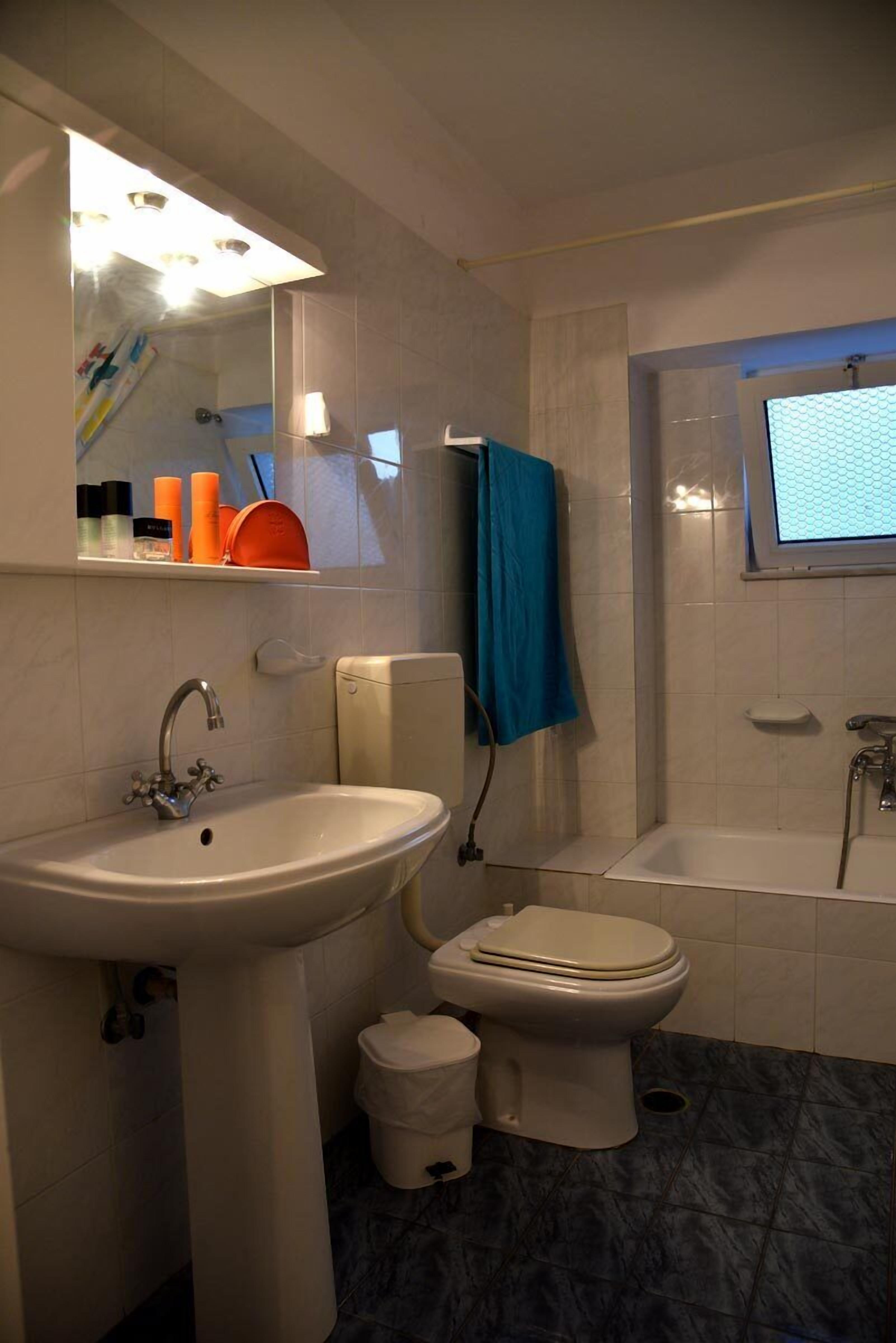 apartment, 2 bedrooms | bathroom | hair dryer, towels