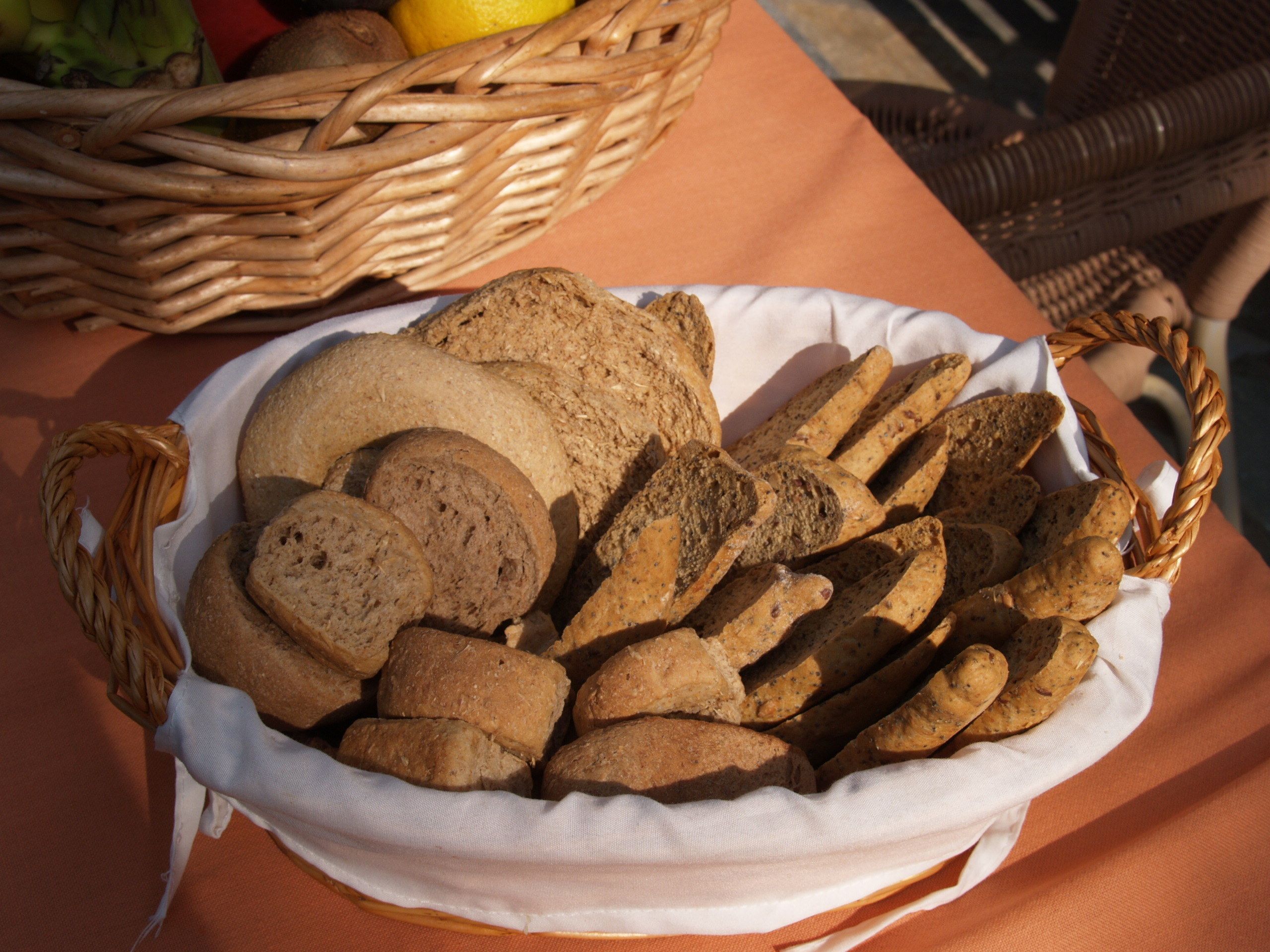 Una cesta con rebanadas de pan sobre una mesa.