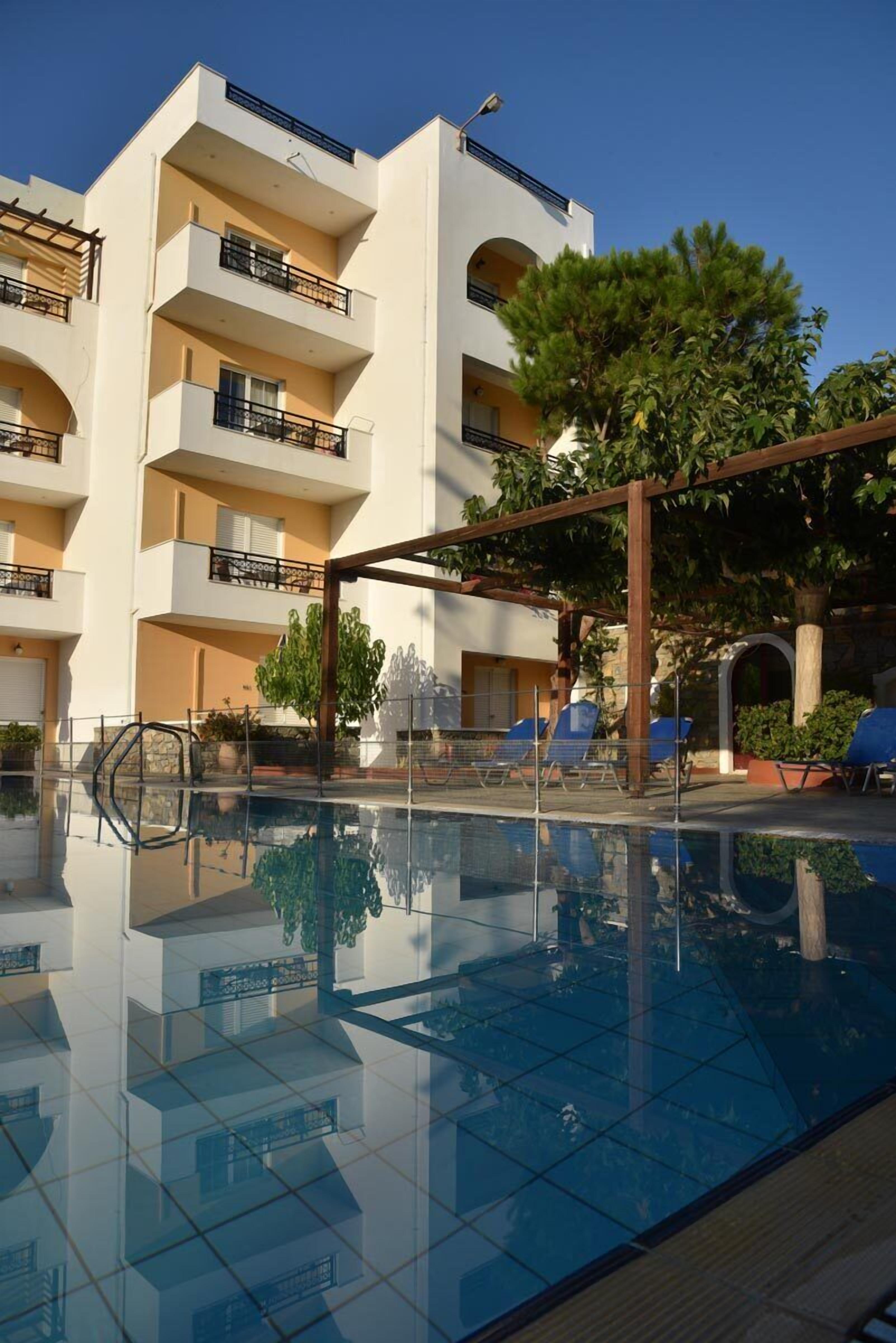 Utomhuspool, parasoller och solstolar