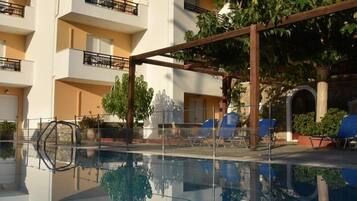 Utomhuspool, parasoller och solstolar