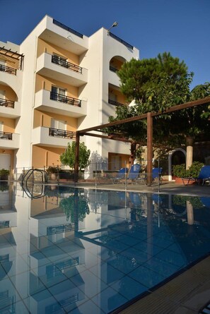 Außenpool, Sonnenschirme, Liegestühle