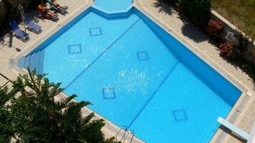 Utomhuspool, parasoller och solstolar