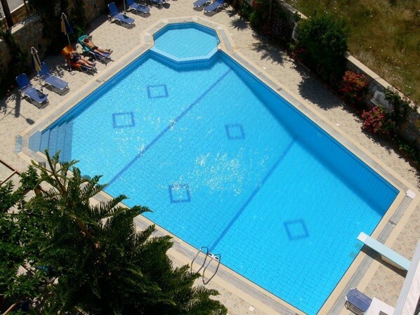 Außenpool, Sonnenschirme, Liegestühle