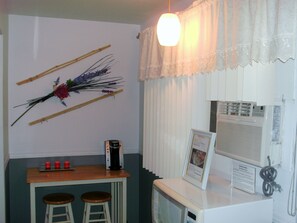 Standard Room, 1 Double Bed | Coffee and/or coffee maker