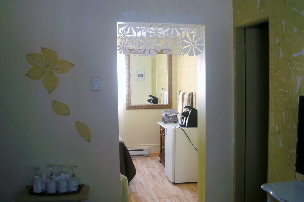 Standard Room, 2 Double Beds | Living area