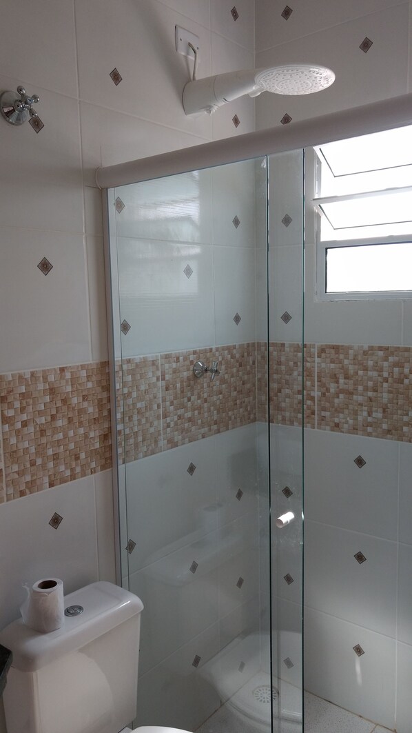 Apto Standard Quadruplo | Regadera en el baño