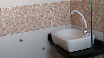 Apto Standard Quadruplo | Bathroom sink