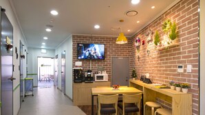 Breakfast area - 24 Guesthouse Dongdaemun - Hostel (Seoul)