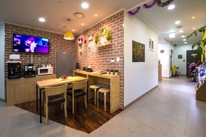 Breakfast area - 24 Guesthouse Dongdaemun - Hostel (Seoul)