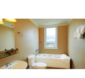 Deluxe kamer, uitzicht op de stad | Badkamer | Een diep bad, gratis toiletartikelen, een haardroger, pantoffels