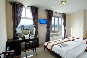 Deluxe kamer, uitzicht op de stad | Een minibar, een bureau, extra bedden (toeslag), gratis wifi