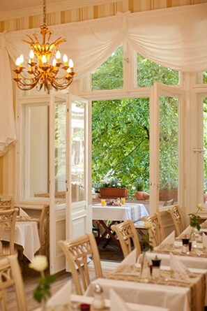 每日供应自助式早餐（每人 EUR 17）