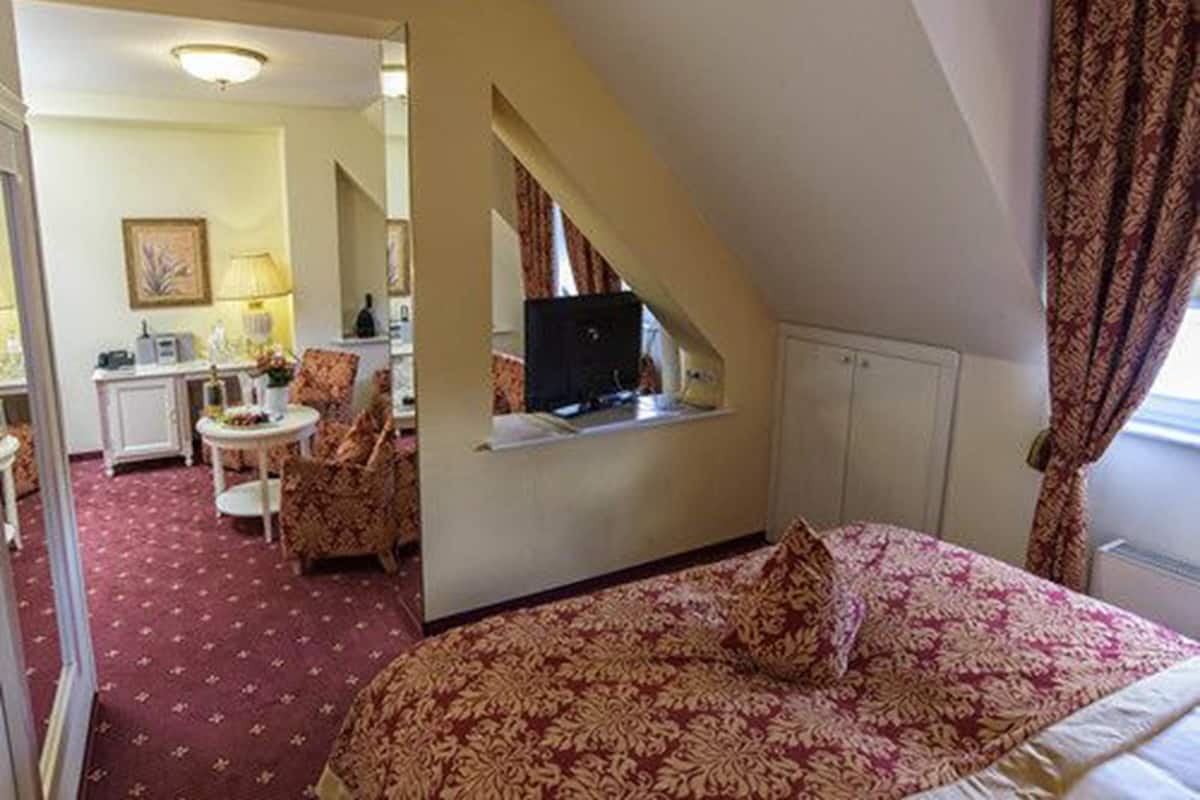 Hypo-allergenic bedding, minibar, in-room safe, blackout curtains