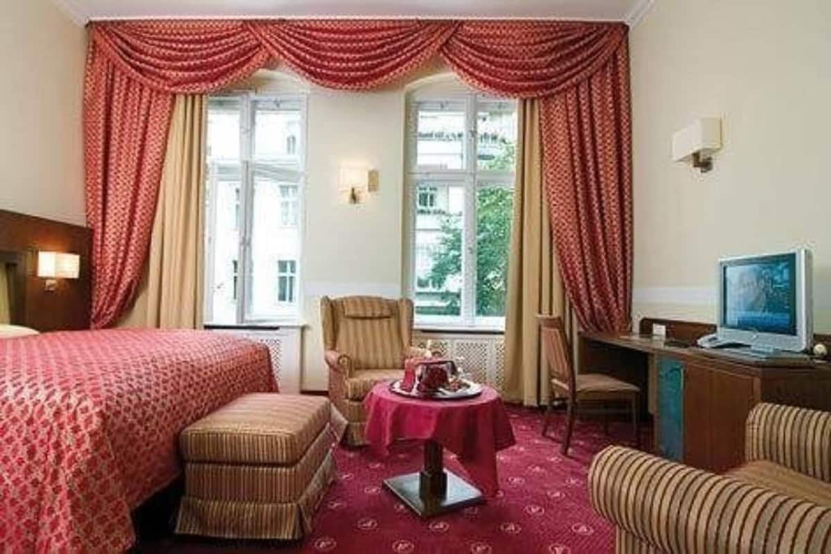 Hypo-allergenic bedding, minibar, in-room safe, blackout curtains