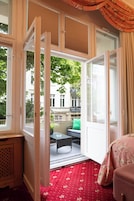 Superior Balcony Room | 防敏寢具、房內夾萬、獨特設計、獨特裝修
