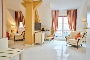 Estudio, terraza | Ropa de cama hipoalergénica, minibar, caja fuerte y cortinas opacas